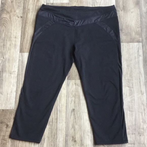 Fabletics - Provence Capri Leggings - Black - Picture 5 of 5